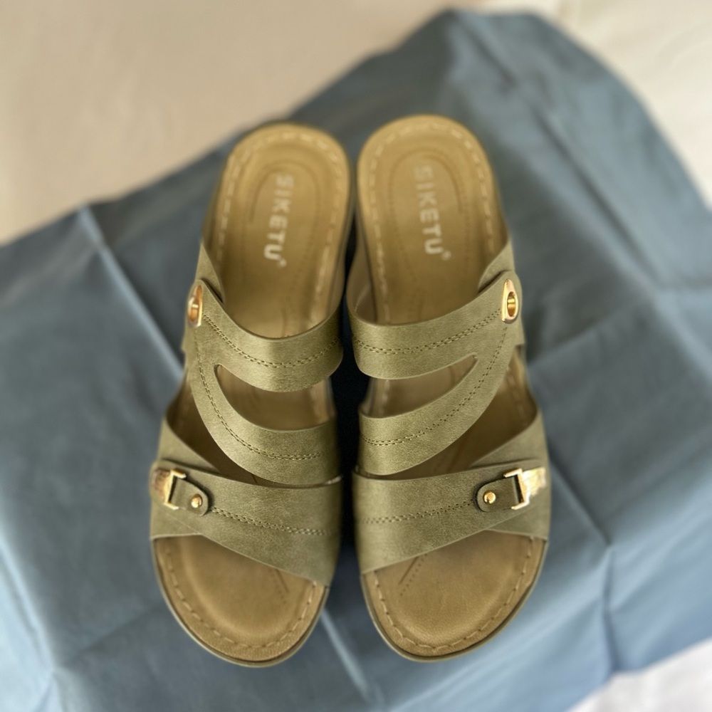 Women’s size 8 1/2, olive, Siketu, 3” heeled sandals in like new